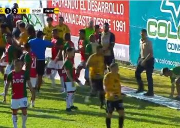 Plas sherri në ndeshje, grushta e shkelma mes futbollistëve (VIDEO)