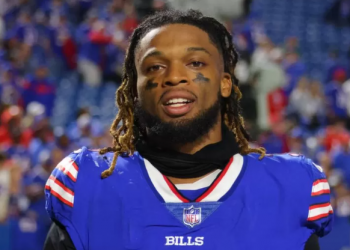 Arrest kardiak, bie në mes të fushës ylli i futbollit amerikan