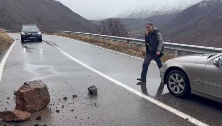Gurë në aksin Klos-Bulqizë, probleme me qarkullimin