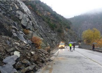 Bllokohet rruga në Shkodër, rrëshqasin gurë e dhera