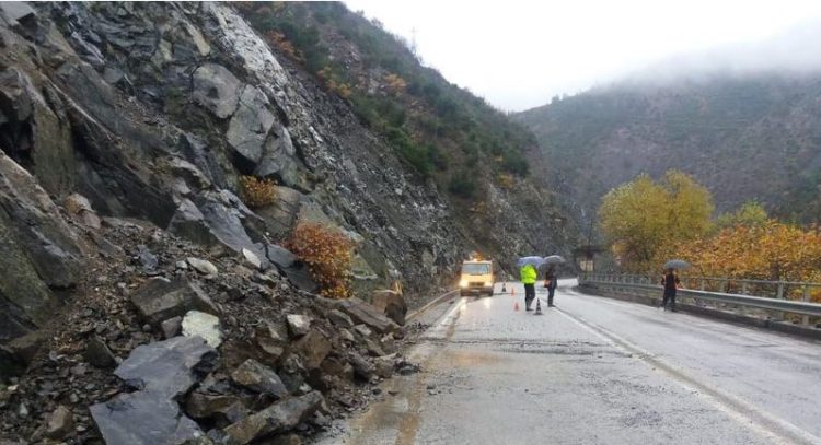 Bllokohet rruga në Shkodër, rrëshqasin gurë e dhera