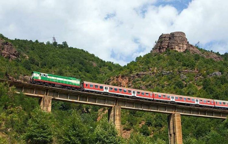 Hekurudha shqiptare në pikën e “vdekjes”, bie transporti i mallrave