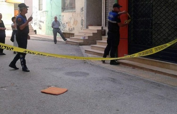 E rëndë në Tiranë/ 33-vjeçari hidhet nga ballkoni, ndërron jetë