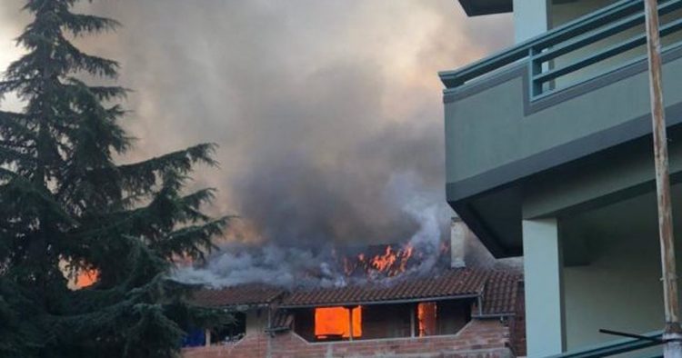 Digjet banesa në Himarë, ndërpritet energjia elektrike