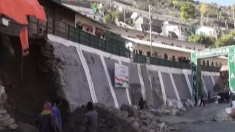 Evakuohet qyteti i shenjtë, banorët: Po na fundoset nën këmbë