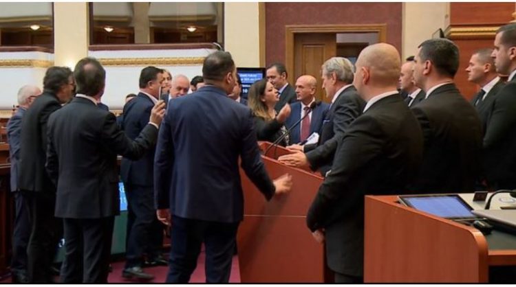 Kaosi në Kuvend, kërkohet masë disiplinore për 5 deputetë (Emrat)