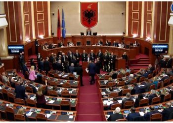 KAOS në parlament/ Berisha bllokon Foltoren, deputetët…
