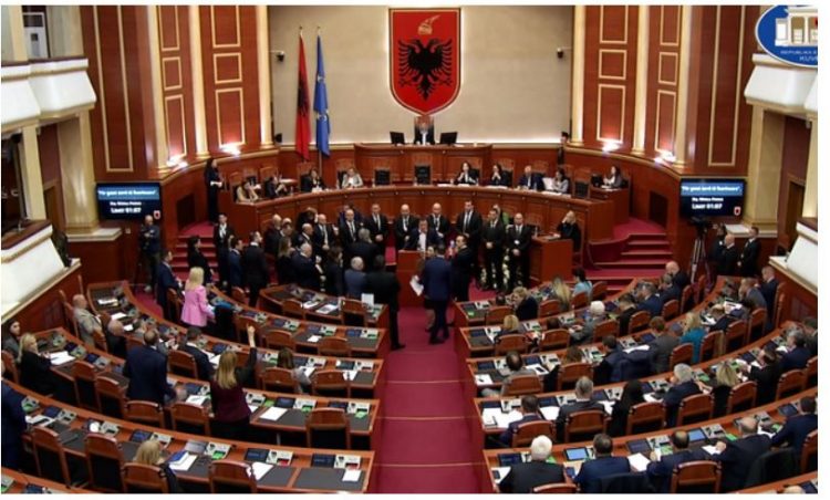 KAOS në parlament/ Berisha bllokon Foltoren, deputetët…