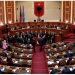 KAOS në parlament/ Berisha bllokon Foltoren, deputetët…