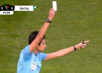 VIDEO/ Ndodh edhe kjo, gjyqtari nxjerr kartonin e bardhë