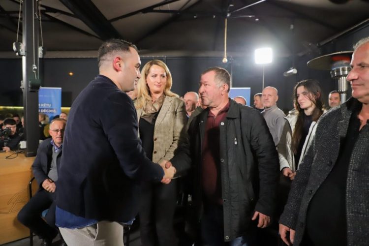 Këlliçi: Veliaj sot mbjell pemë te liqeni, nesër i çon në Kashar