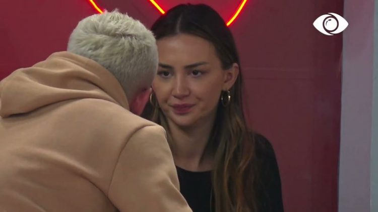 Bashkohen Kiara dhe Luizi? Këngëtari i qëndron te koka gjithë natën