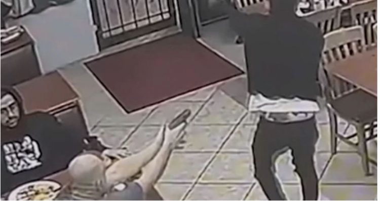 VIDEO/ Si nëpër filma, klienti vret grabitësin