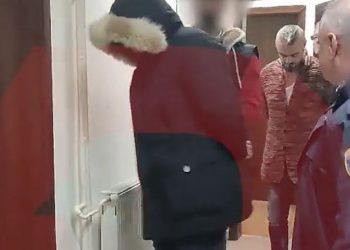 VIDEO/ Momenti kur “Kobra” futet në sallë, mbulon kokën me kapuç