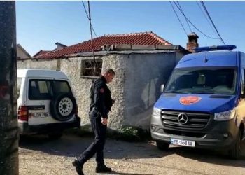 Xhama të thyer dhe makina të dëmtuara, pamje nga shpërthimi