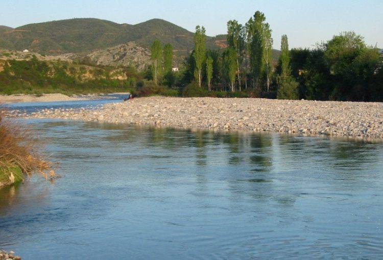 E rëndë në Shkodër, 32-vjeçarja hedh foshnjën në lumin Kir