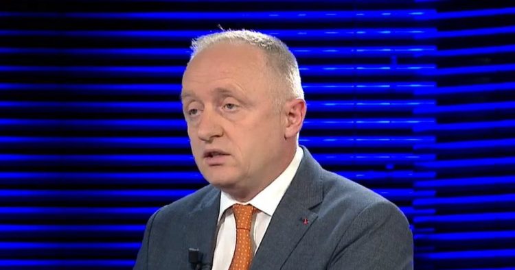 Kiko kërkon të punësohet si pastrues