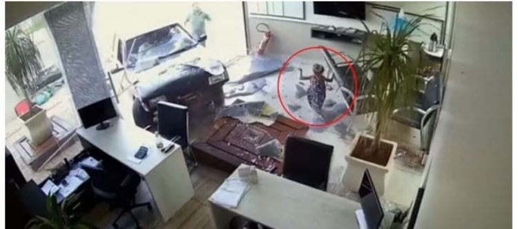 VIDEO/ Pamjet e tmerrshme, makina përfundon në dyqan