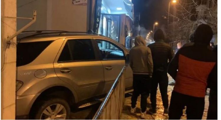 FOTO/ Shoferi futet në trotuar, rrezikon jetën e banorëve