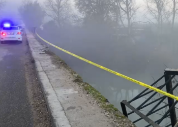 Shkatërrohet ura në Fier, dyshime për një makinë të rënë në lumë