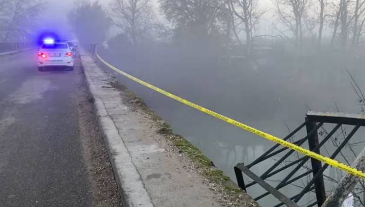 Shkatërrohet ura në Fier, dyshime për një makinë të rënë në lumë