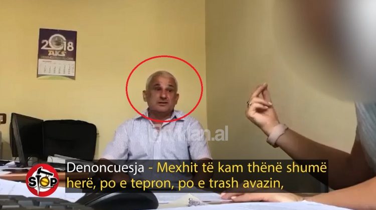 (VIDEO) Zyrtari i Tatimeve i fut duart koleges: Ta prek içik…