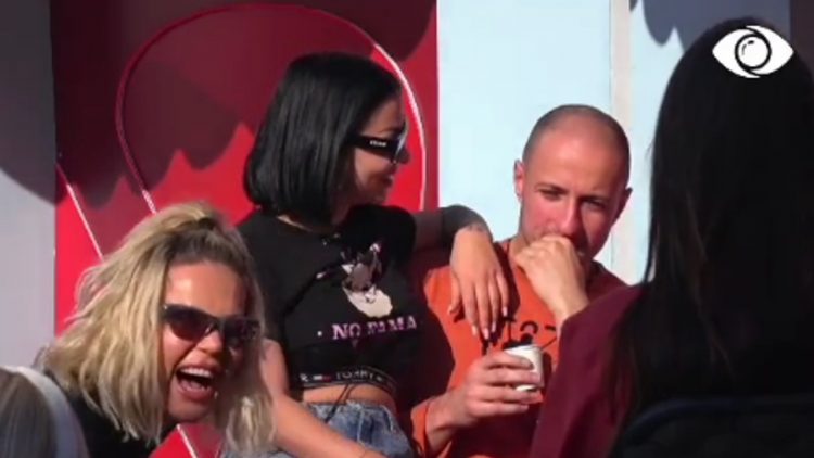 Mikela ulet në prehrin e Kristit: Bëhesh më i bukur