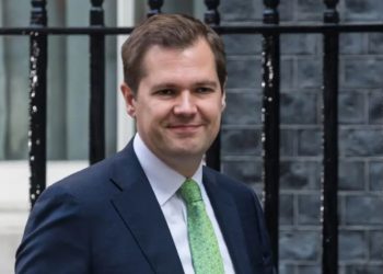 “Shqiptarët e paligjshëm të ikin”, ministri britanik: S’pendohem…