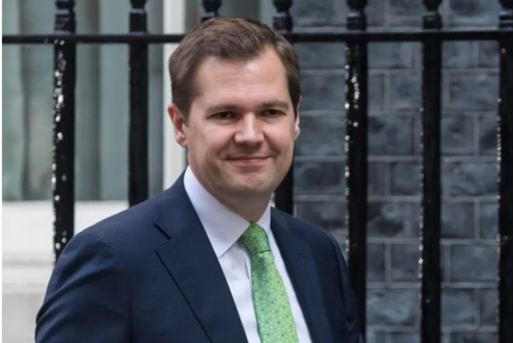 “Shqiptarët e paligjshëm të ikin”, ministri britanik: S’pendohem…