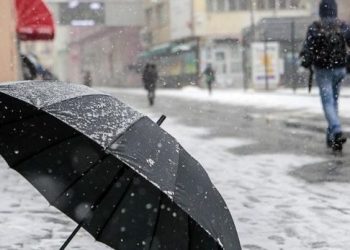 Moti i keq ka mbërthyer vendin, SHMU: Shiu e bora do vijojnë