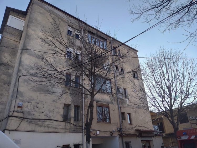 Shpërthen bombola e gazit në një pallat në Korçë