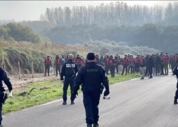 Kaos në Londër, emigrantët përplasen me policinë