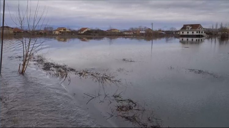 Përmbytjet në Shkodër, në Obot uji ka ‘hyrë’ në 15 banesa