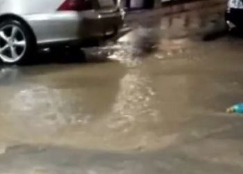 VIDEO/ Përmbytet Lezha, uji bllokon hyrjet e pallateve