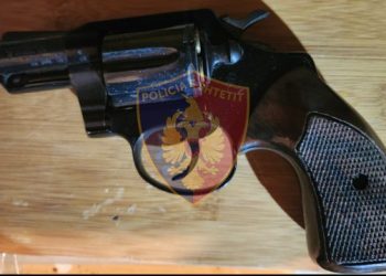 EMRAT/ Arrestohen babë e bir në Tiranë, mbanin armë