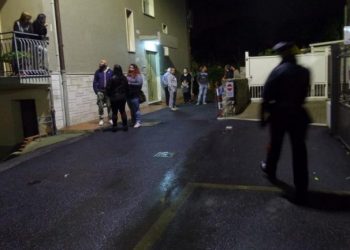 Tiranë/ Bie nga kati i tretë i pallatit, ndërron jetë një person