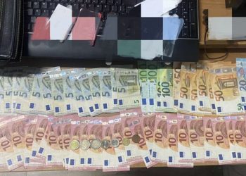 Gjen mbi 1000 euro, i dorëzon në polici