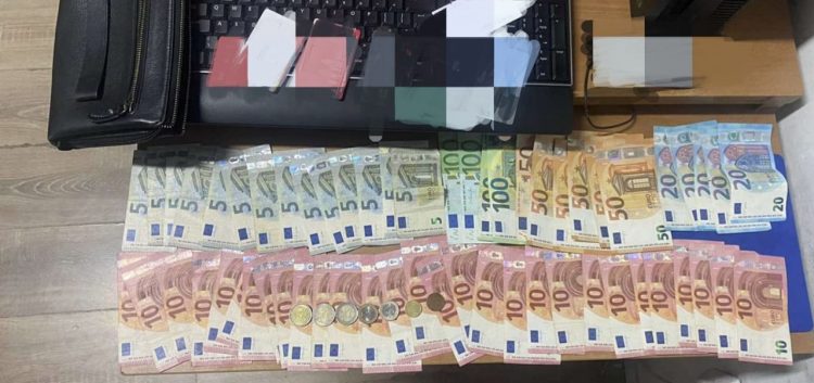 Gjen mbi 1000 euro, i dorëzon në polici