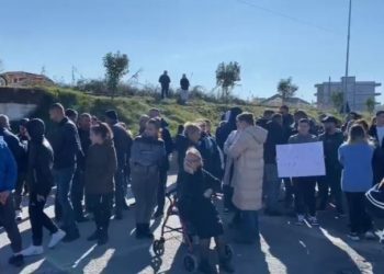 Makina përplasi për vdekje të riun, banorët protestojnë:Aks vdekje