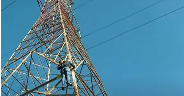 Tentoi vetëflijimin, gruaja në Bërxullë: Askush s’hyn në tokën time