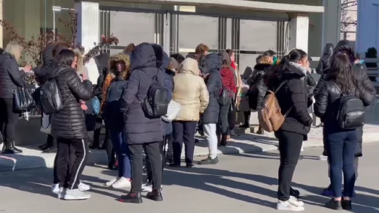 U përgjysmuan pagat, punonjëset e fasonerisë dalin në protestë