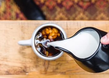 Pse kafen duhet ta pini me qumësht