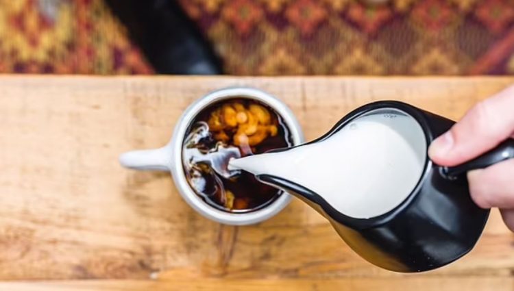 Pse kafen duhet ta pini me qumësht