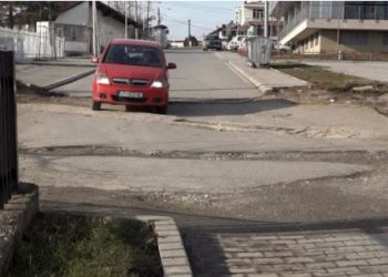 VIDEO/ Kuçovë, qytetari shkon në bashki dhe kërkon rrugë…