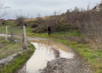 Rruga skandaloze, fëmijët kalojnë në këtë udhë për në kopsht