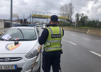 VIDEO/ Hiqej si polic, Rrugorja ndjek live të riun në “TikTok”