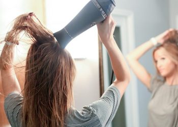 Ju dëmtohen flokët shpesh, ja cila është arsyeja  