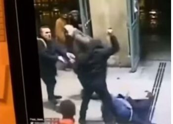 PAMJE TË RËNDA/ Burri godet me thikë udhëtarët në trenin e Parisit