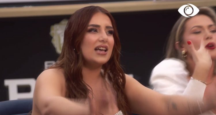 Tea dhe Olta i ngrenë zërin njëra tjetrës: Sillesh si adoleshente