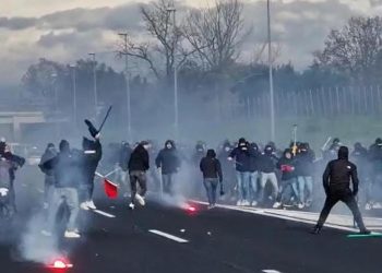 VIDEO/ Përleshje mes tifozëve të Napolit e Romës,mbyllet autostrada